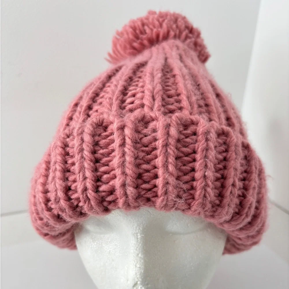 Urban Outfitters Beanie Hat Ribbed Knit Chunky Large Pom-Pom Pink Winer Cap Ski